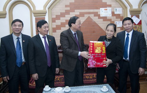 Tô Huy Rua distribue des cadeaux aux familles méritantes de Bac Ninh - ảnh 1